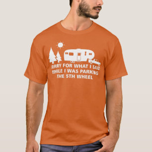 Camiseta Parking the Camper  5th Wheel Camping RV Vacation 
