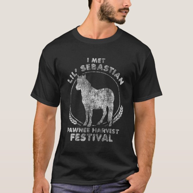 Camiseta Parks Recreation Lil Sebastian (Frente)