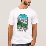 Camiseta Parque Nacional das Montanhas do Enfumaçado excele<br><div class="desc">trabalho de arte vetor do Enfumaçado do excelente de montagem em um design de estilo de janela. O parque abriga florestas exuberantes e abundância de flores silvestres que florescem ao longo do ano.</div>