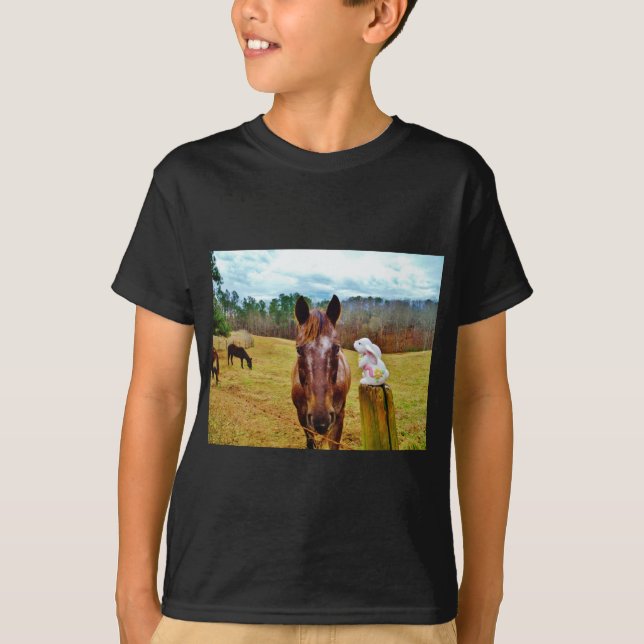 Camiseta Páscoa Bunny e Cavalo Marrom (Frente)