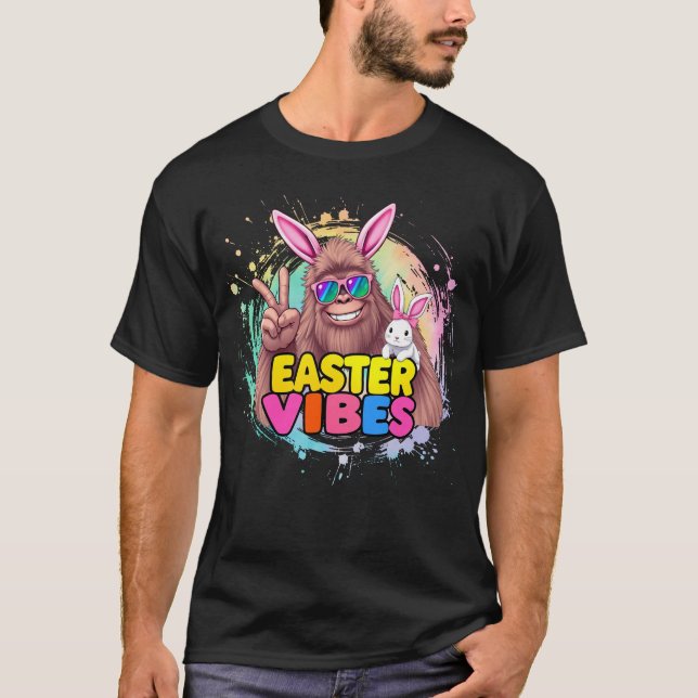 Camiseta Páscoa Engraçada Vibes Coelhinhos Bigfoot Ouvem Sa (Frente)