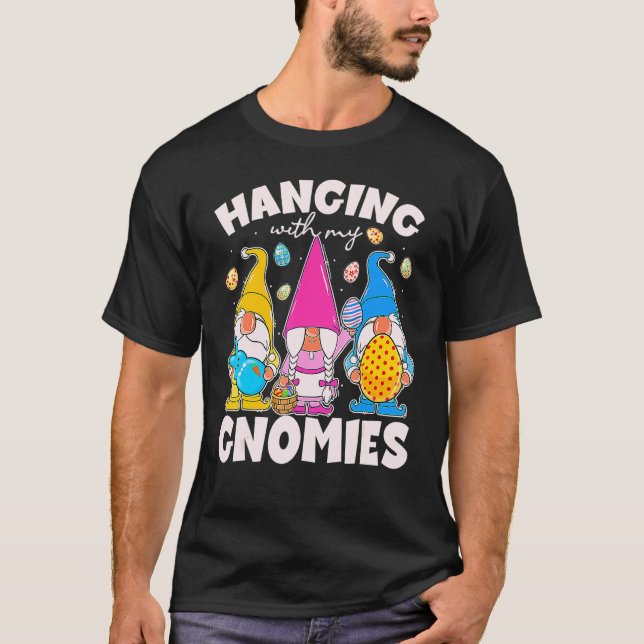 Camiseta Páscoa Gnomo Saindo Com Meus Gnomos Páscoa Dia B (Frente)