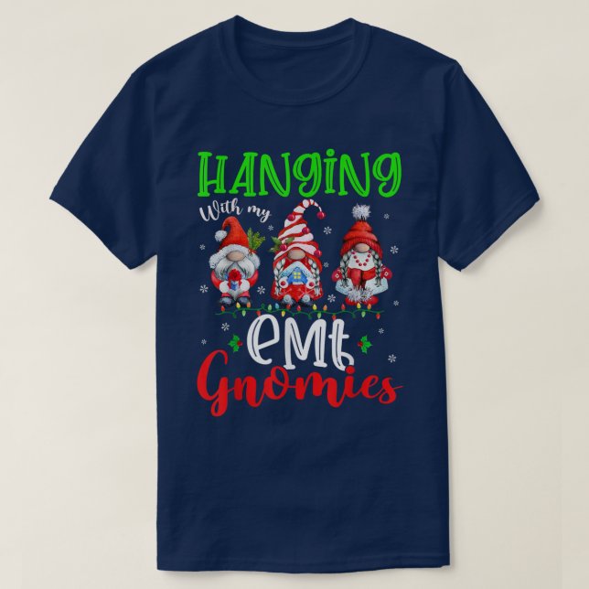 Camiseta Passando Com Meus Gnomos EMT Luz Gnomo (Frente do Design)