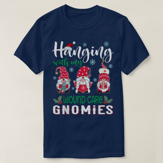 Camiseta Passando Com Os Meus Gnomos De Cuidados À Ferida E (Frente do Design)