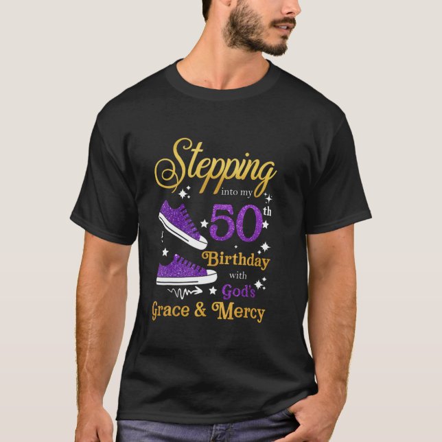 Camiseta Passando Para Minha Graça De 50º Aniversário E Com (Frente)
