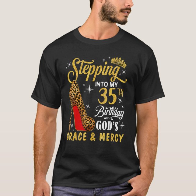 Camiseta Passando para o meu 35º aniversário com a Graça e  (Frente)