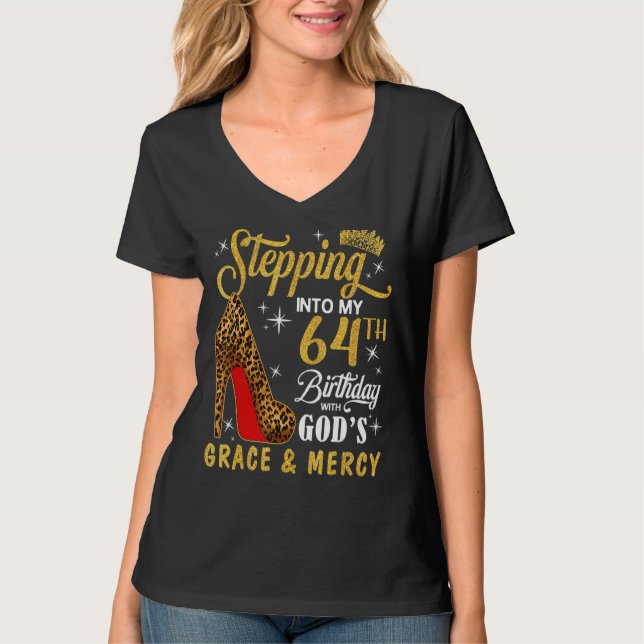Camiseta Passando para o meu 64º aniversário com a Graça e  (Frente)