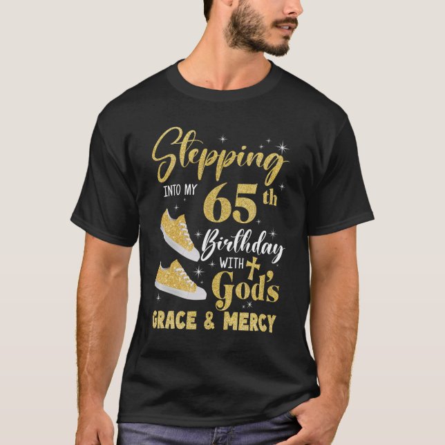 Camiseta Passando Para O Meu 65º Aniversário Com Deuses Gra (Frente)