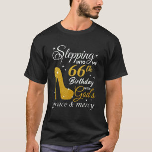 Camiseta Passando para o meu 66º aniversário com a Graça de
