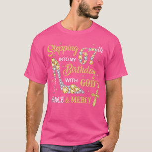 Camiseta Passando para o meu 67º aniversário com a Graça de