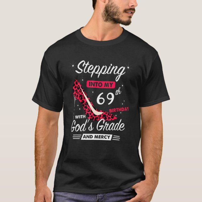 Camiseta Passando para o meu 69º aniversário com a Graça de (Frente)