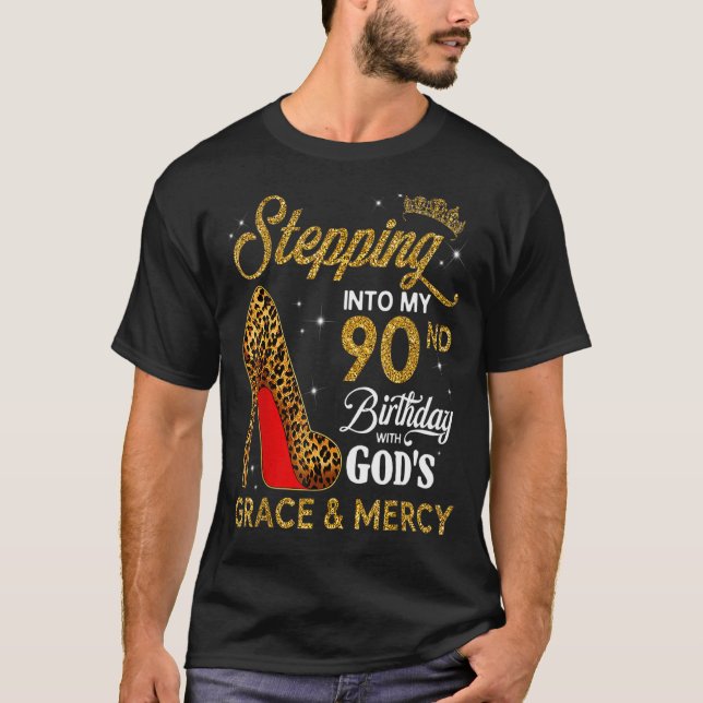 Camiseta Passando para o meu 90º aniversário com a Graça de (Frente)