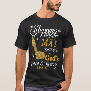 Camiseta Passando para o meu aniversário de maio com a graç