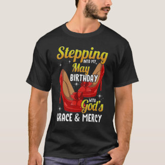 Camiseta Passando para o meu aniversário de maio com a graç