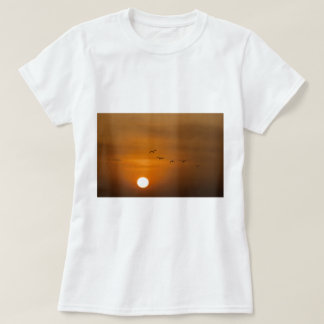 Camiseta Pássaros voando no pôr do sol