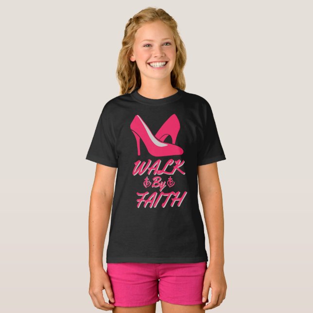 Camiseta Passear por Faith, Bíblia Rosa Quente, Garota (Frente Completa)