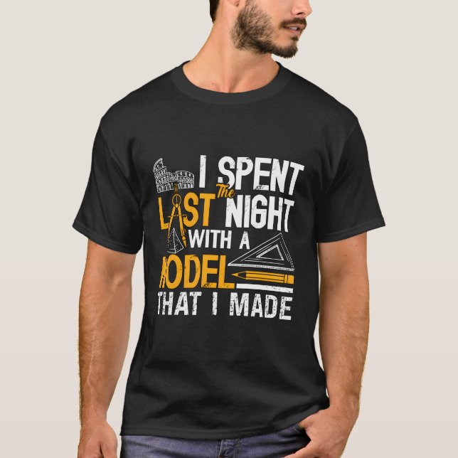 Camiseta Passei A Noite Com Um Arquiteto Modelo (Frente)