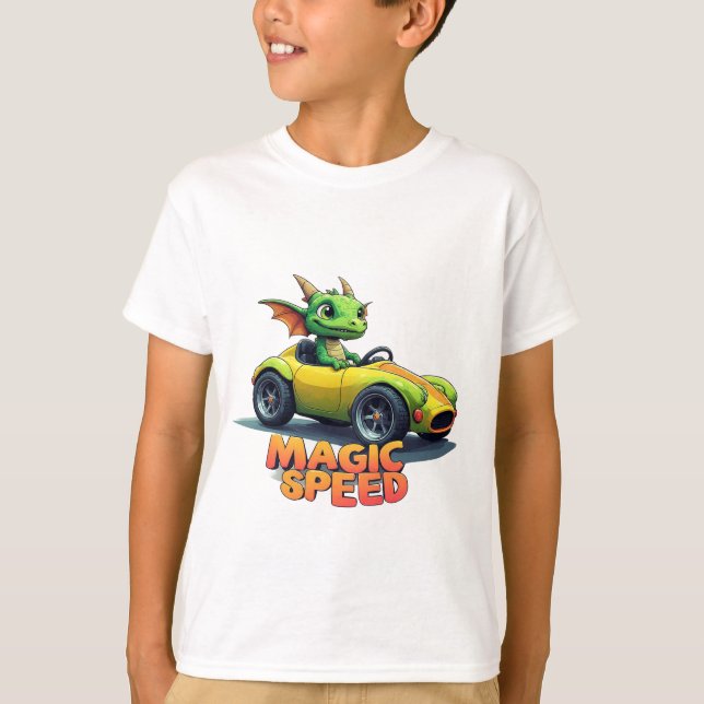Camiseta 🚗 Passeio de Carro Clássico com Dragão Verde Fofo (Frente)