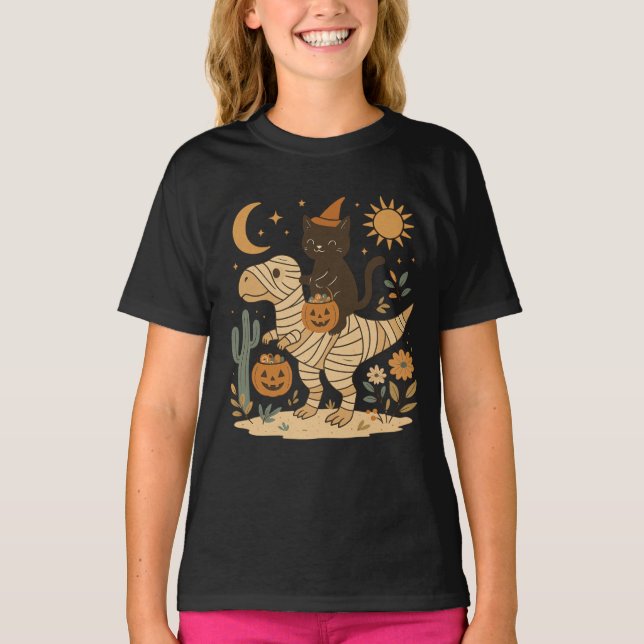 Camiseta Passeio de Gato Preto e T-Rex Múmia no Halloween (Frente)