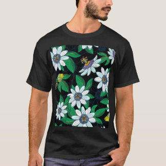 Camiseta Passionflower Black Background Floral Sem Costura