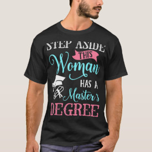 Camiseta Passo ao lado desta mulher tem mestrado