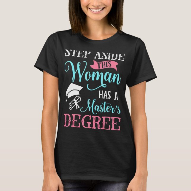 Camiseta Passo ao lado desta mulher tem mestrado (Frente)