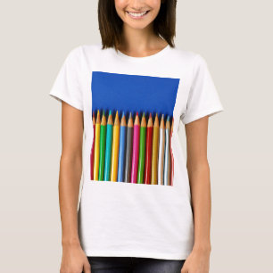 Camiseta Pastéis coloridos do lápis no fundo azul