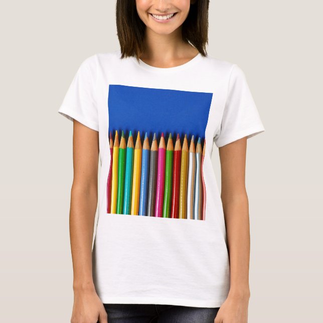 Camiseta Pastéis coloridos do lápis no fundo azul (Frente)