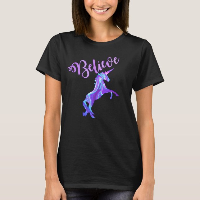 Camiseta Pastel Rainbow Acredita Em Unicórnios (Frente)