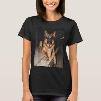 Camiseta Pastor Alemão Bebendo Café Gelado Meme de Animal