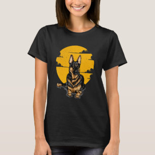 Camiseta Pastor Alemão Deitado No Chão Arte Em Um Pôr do So