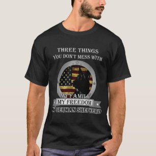 Camiseta Pastor Alemão Preto Bandeira Americana Três Coisas