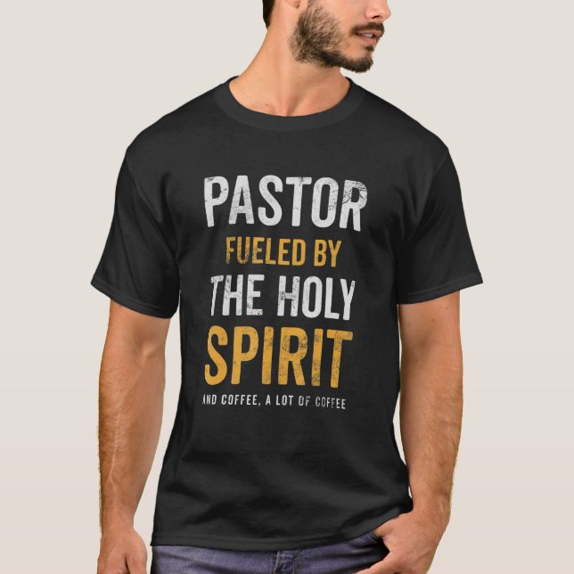 Camiseta Pastor Fueled By Holy Spirit And Coffee Church Pas (Frente)