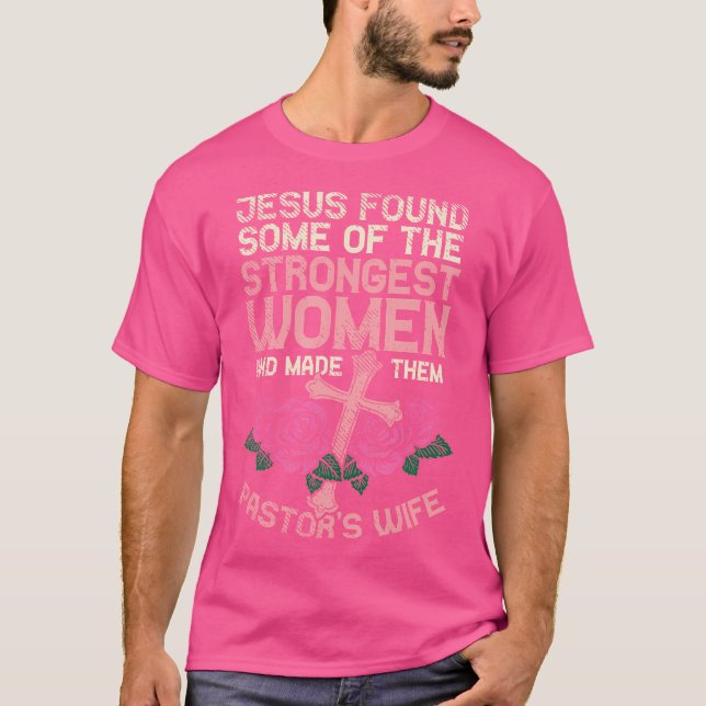 Camiseta Pastores Esposa Mais Fortes Mulheres Sermonadora C (Frente)