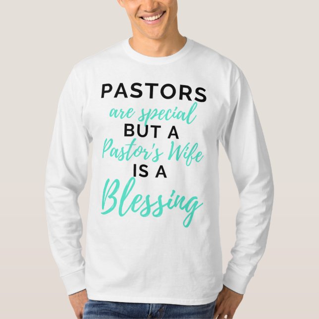 Camiseta Pastores são especiais, mas a esposa de um pastor  (Frente)