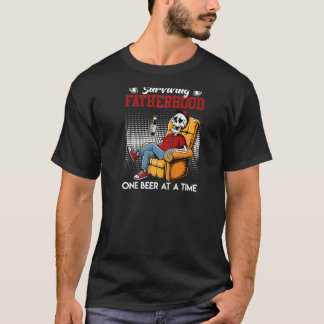 Camiseta Paternidade SOBREVIVENDO À PATERNIDADE UMA CERVEJA