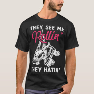 Camiseta Patins de Rodas Vintage Retro Eles Me Veem Rolando