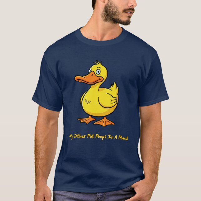 Camiseta Pato Engraçado 'Meu Outro Pet Poops Em Um Pond' (Frente)