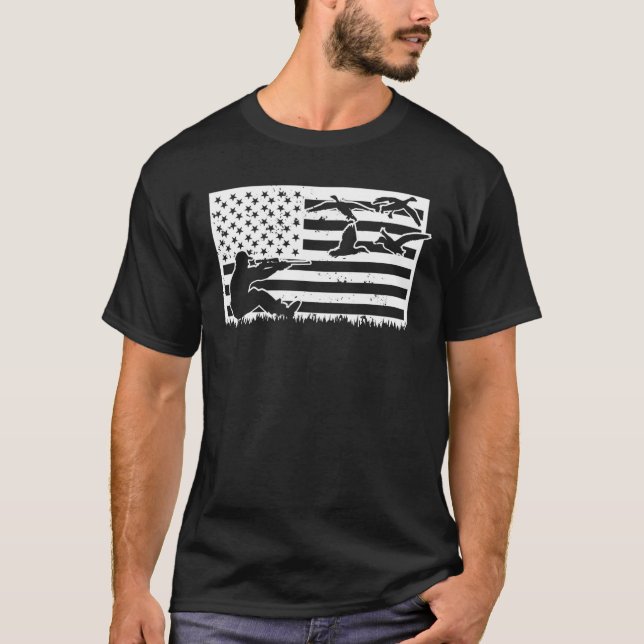 Camiseta Pato Patriótico Caçando Aves Aquáticas - Bandeira  (Frente)