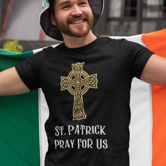 Camiseta Patrick Reze Por Nós, Católico Irlandês (This religious St. Patrick's Day t-shirt features a Celtic cross with "St. Patrick Pray For Us.")