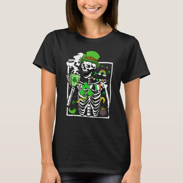 Camiseta Patrick's Day Skeleton Shamrock Skull Drinking Cof (Frente)