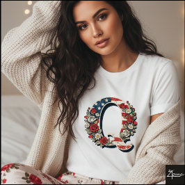 Camiseta Patriotic Floral Letter Q Wreath Design