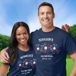 Camiseta Patriótico engraçado 4 de julho Fogo Golfer Golfin<br><div class="desc">Camiseta super divertida e festiva com fogos de artifício de bola de golfe e três linhas de texto personalizado. Perfeito como amigos e camisas de família para sua festa de 4 de julho, suas camisas de golfe ou de diversão, camisas de reagrupamento familiar amorosas do golfe ou diversão cotidiana. Também...</div>