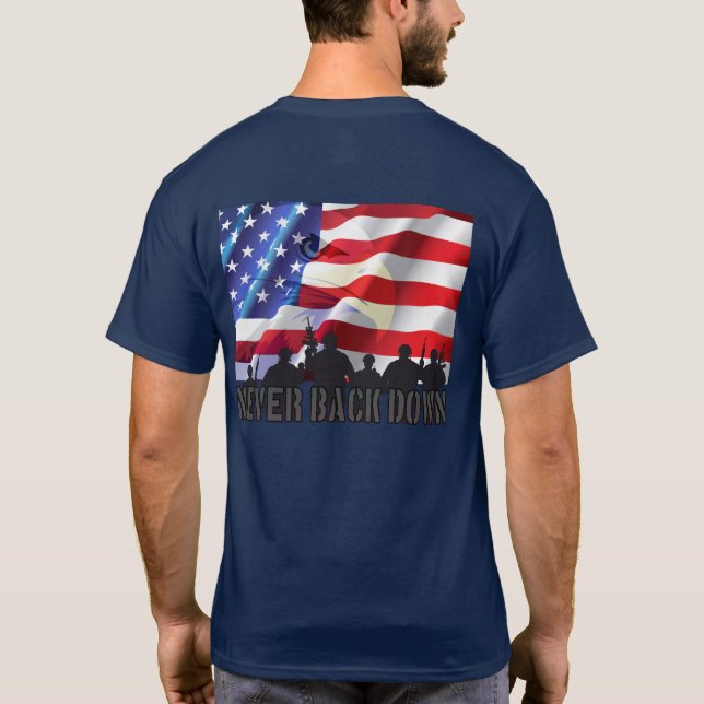 Camiseta Patriótico Nunca Descer Bandeira de Águia e Soldad (Verso)