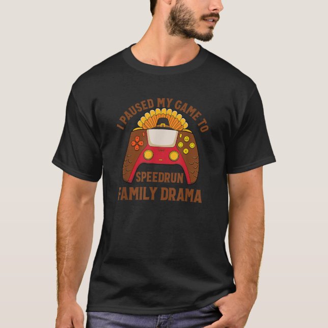 Camiseta Pausei meu jogo para acelerar o drama da família (Frente)