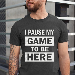 Camiseta Pausei meu jogo para estar aqui com humor de anive