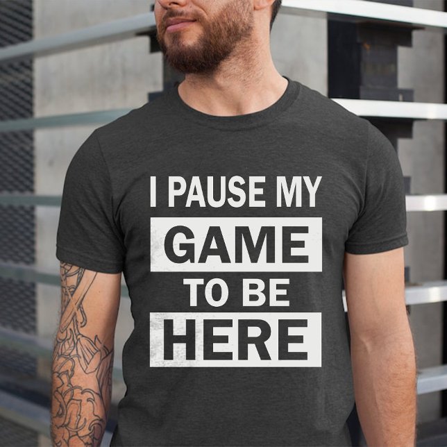 Camiseta Pausei meu jogo para estar aqui com humor de anive (I Paused My Game to Be Here Funny Birthday Humor T-Shirt)