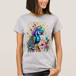 Camiseta Pavão colorido sobre flores e folhas
