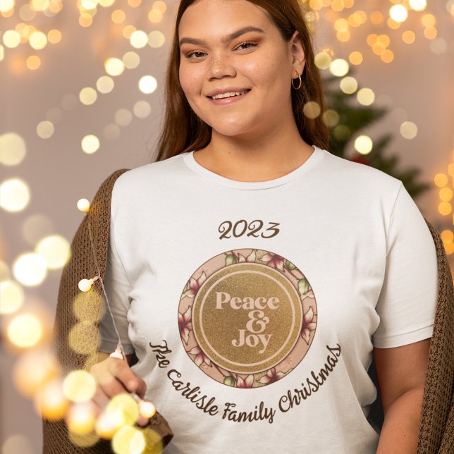 Camiseta Paz e alegria Nome Dourado da Família Rosa Natal (Peace & Joy Pink Gold Family Name Christmas T-Shirt)
