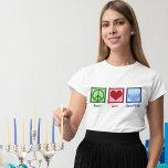 Camiseta Paz e amor Hanukkah Menorah Cute Women's<br><div class="desc">O presente de camiseta feminina do Peace Love Hanukkah para um amigo judeu que gosta de celebrar Chanukah. Um bonito sinal de paz,  coração,  e uma bela menorah.</div>